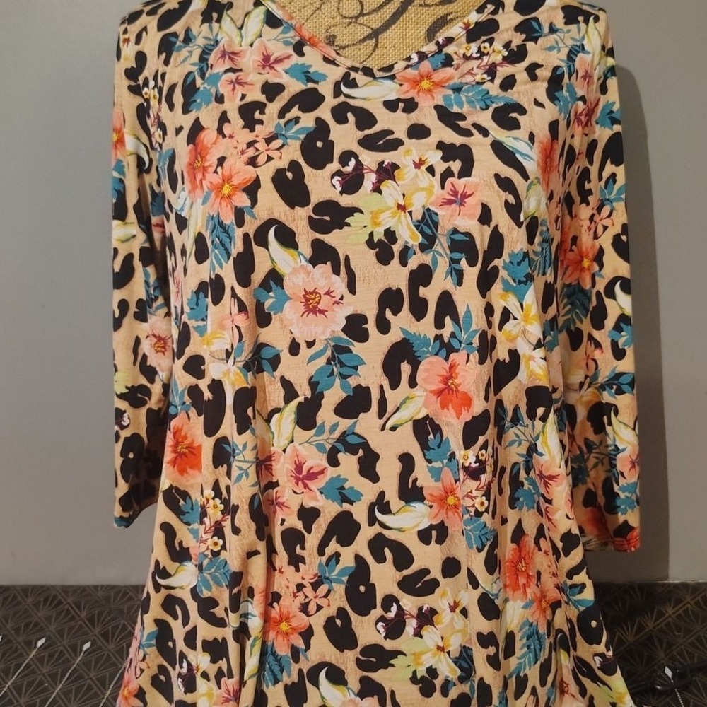 Lucky & Blessed L&B Women Leopard Floral V-Neck Tunic Top 3/4 Sleeve Large